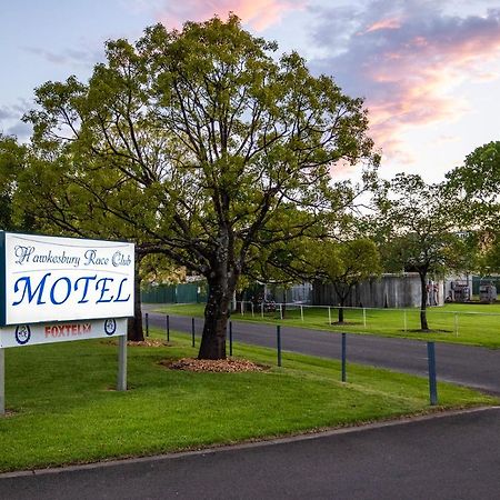 ฮอว์เคสบูรี่เรซคลับโมเต็ล วินเซอร์ ภายนอก รูปภาพ The entrance to the motel