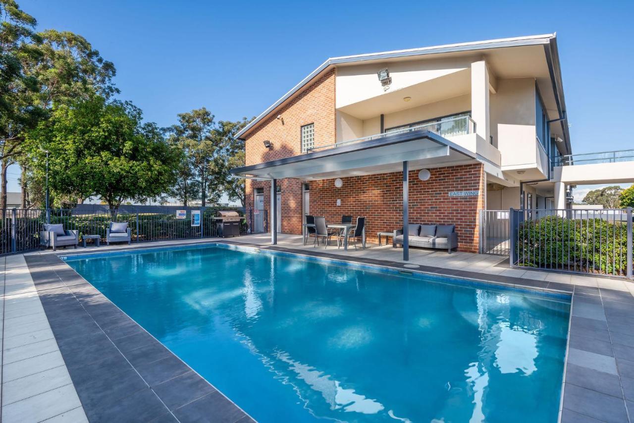 ฮอว์เคสบูรี่เรซคลับโมเต็ล วินเซอร์ ภายนอก รูปภาพ A swimming pool in Australia
