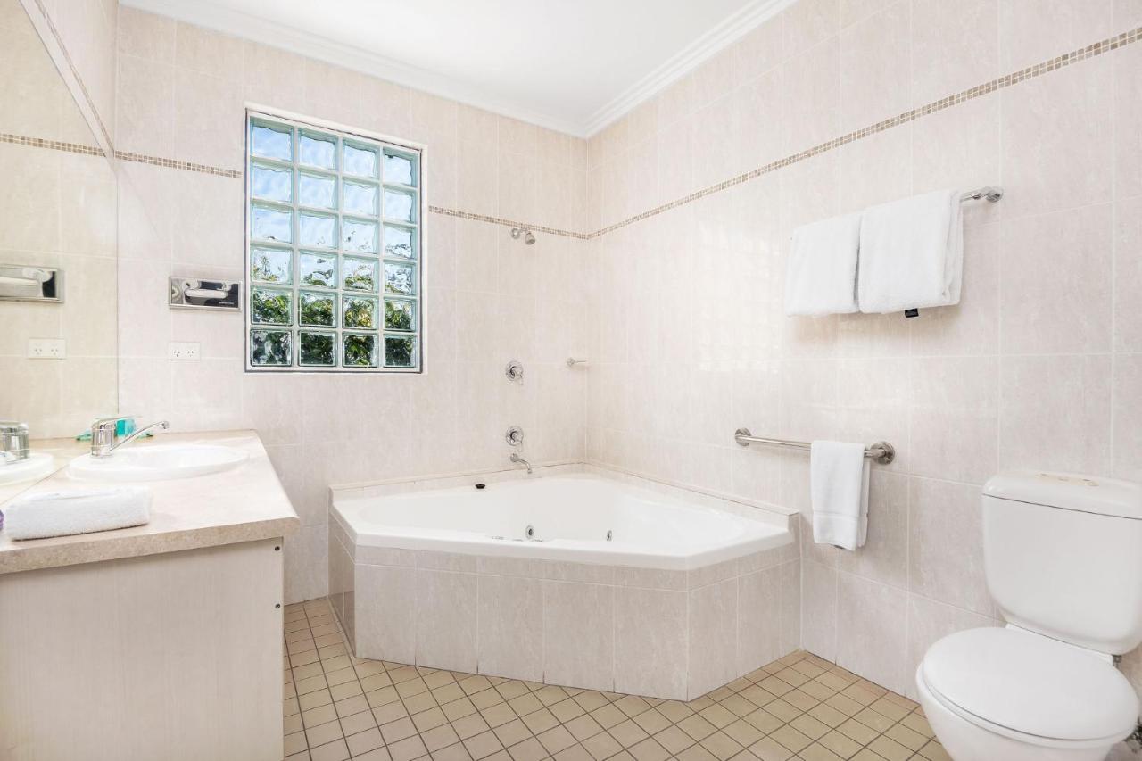 ฮอว์เคสบูรี่เรซคลับโมเต็ล วินเซอร์ ภายนอก รูปภาพ A modern bathroom