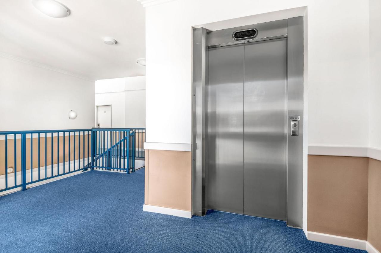 ฮอว์เคสบูรี่เรซคลับโมเต็ล วินเซอร์ ภายนอก รูปภาพ A residential elevator