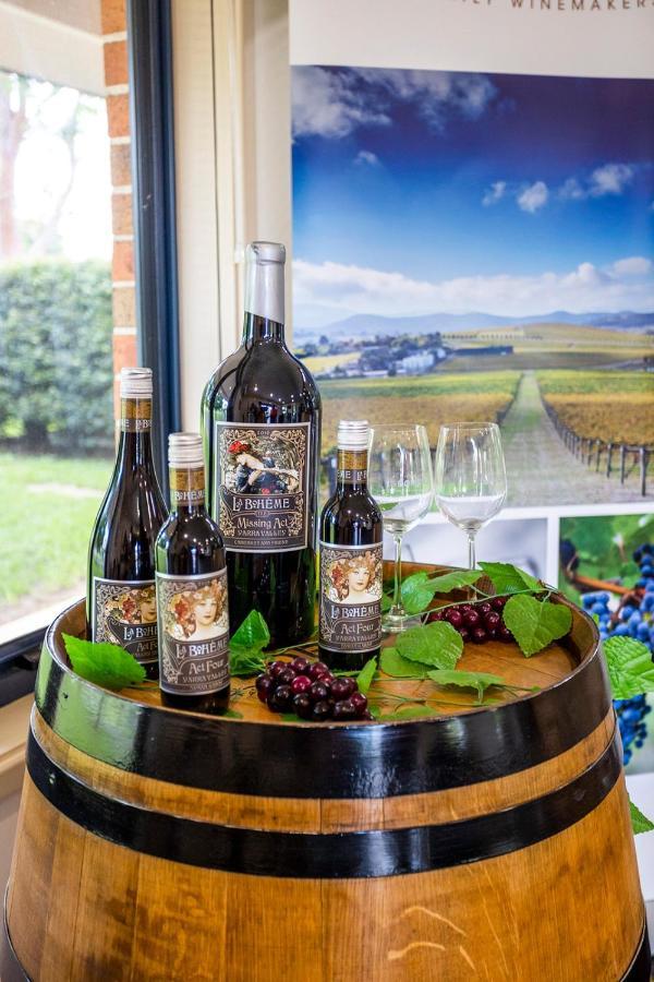 ฮอว์เคสบูรี่เรซคลับโมเต็ล วินเซอร์ ภายนอก รูปภาพ A bottle of German wine