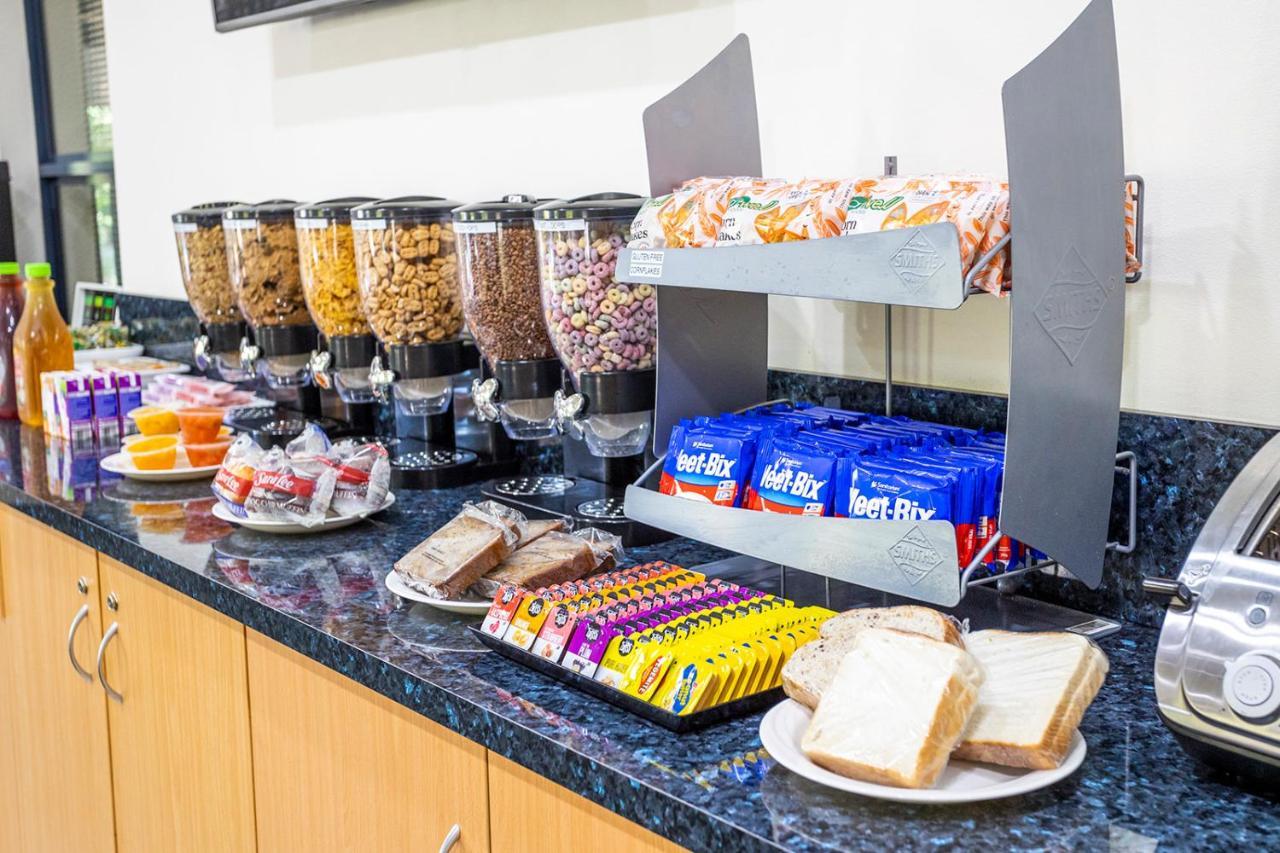 ฮอว์เคสบูรี่เรซคลับโมเต็ล วินเซอร์ ภายนอก รูปภาพ A cereal bar at a hotel
