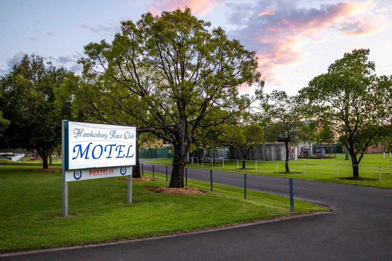 ฮอว์เคสบูรี่เรซคลับโมเต็ล วินเซอร์ ภายนอก รูปภาพ The entrance to the motel