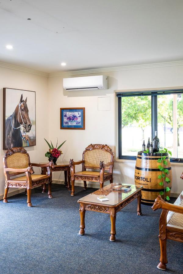 ฮอว์เคสบูรี่เรซคลับโมเต็ล วินเซอร์ ภายนอก รูปภาพ The interior of the visitor's centre at the Barossa Valley wine region