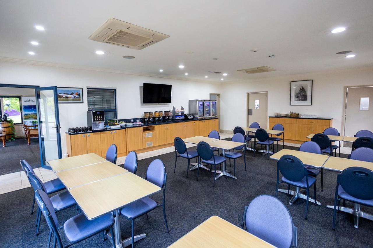 ฮอว์เคสบูรี่เรซคลับโมเต็ล วินเซอร์ ภายนอก รูปภาพ The lounge at Wagga Wagga Airport