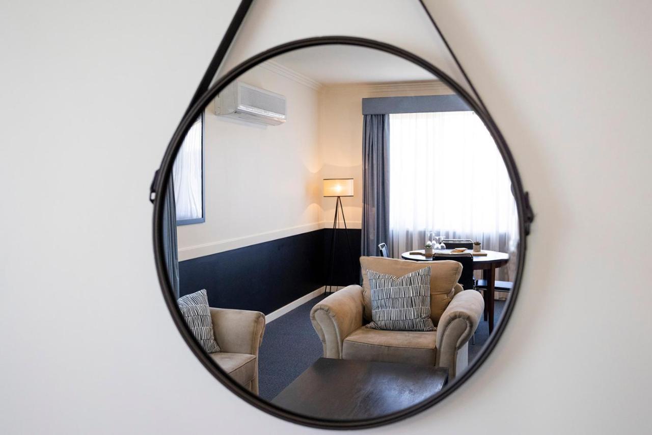 ฮอว์เคสบูรี่เรซคลับโมเต็ล วินเซอร์ ภายนอก รูปภาพ A convex mirror