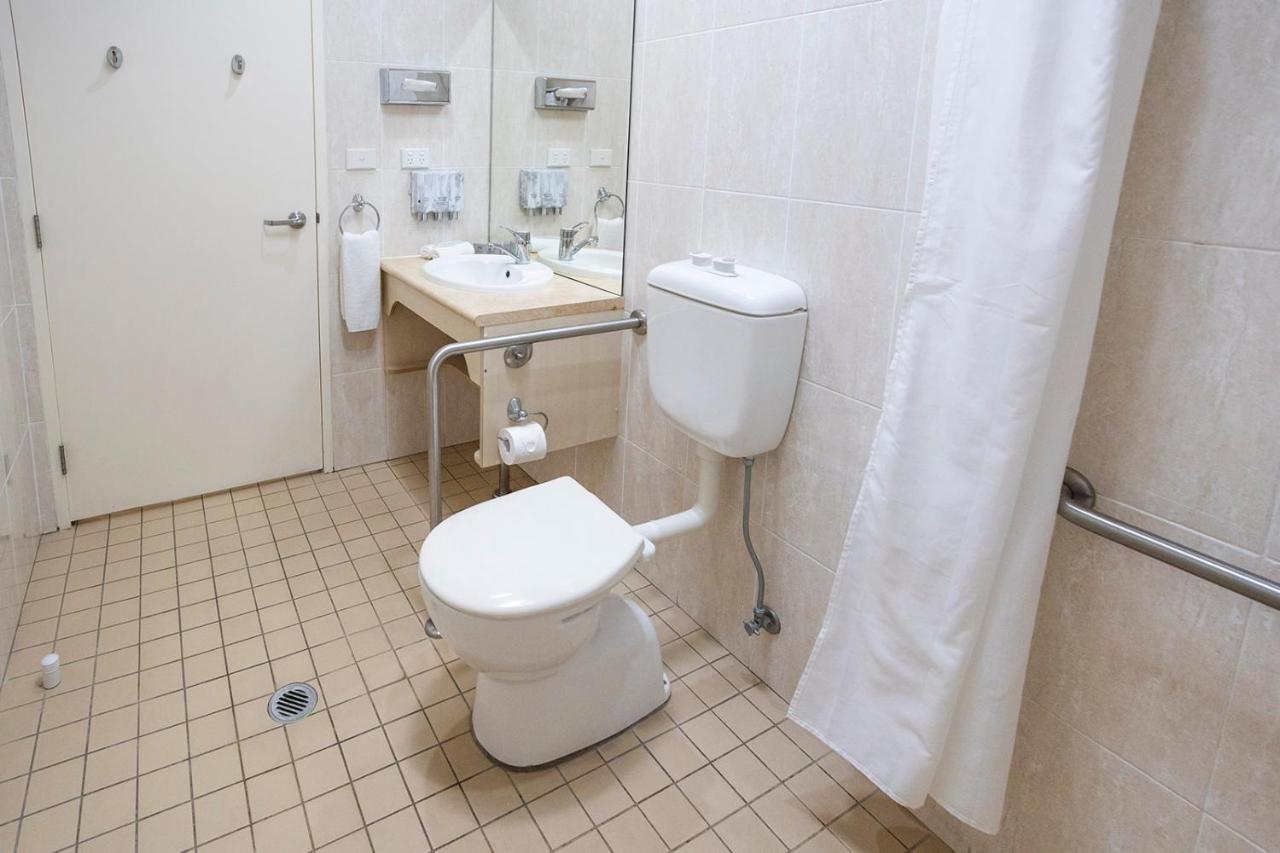 ฮอว์เคสบูรี่เรซคลับโมเต็ล วินเซอร์ ภายนอก รูปภาพ Bathroom in a hotel