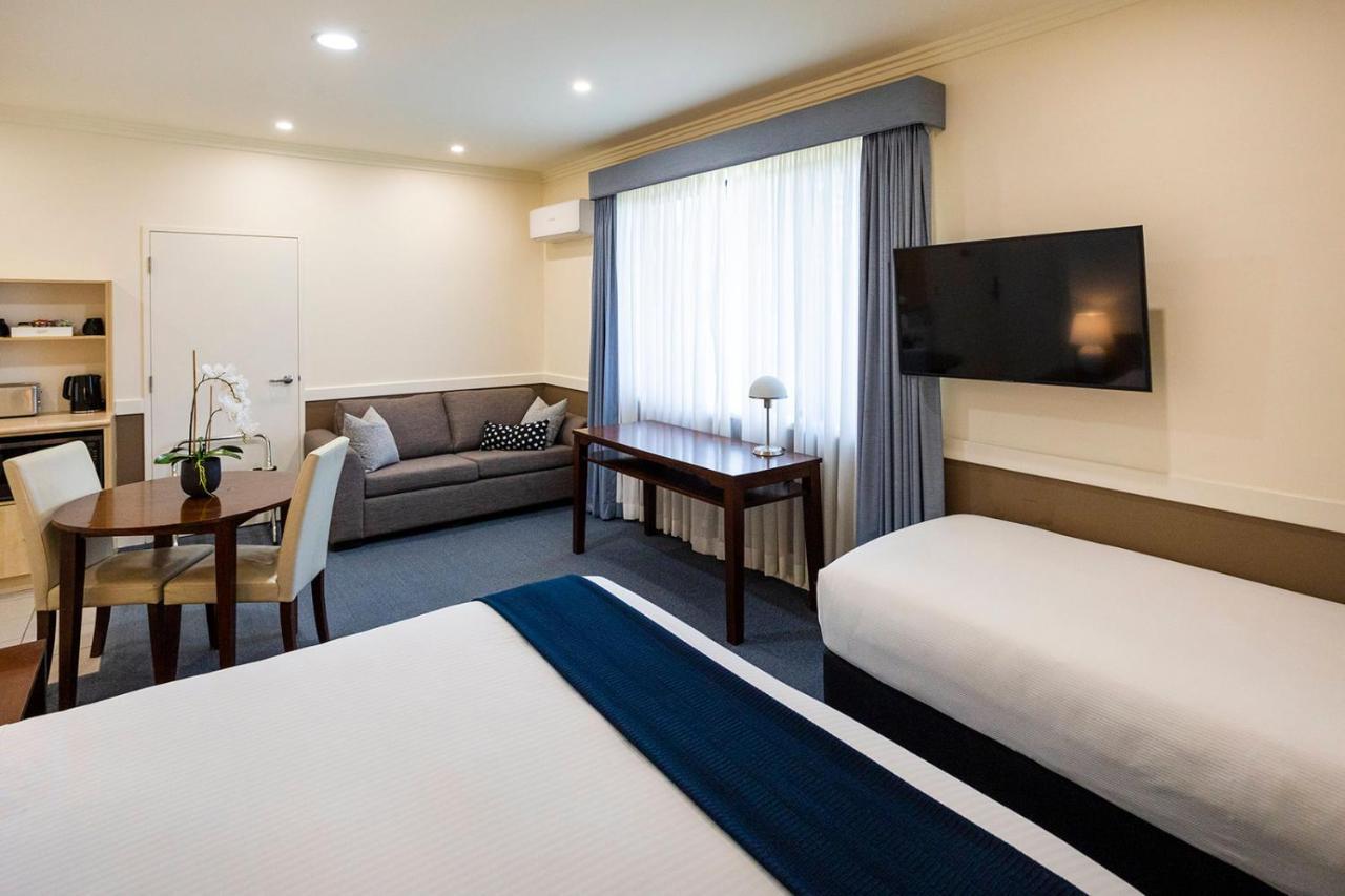 ฮอว์เคสบูรี่เรซคลับโมเต็ล วินเซอร์ ภายนอก รูปภาพ A room at the hotel