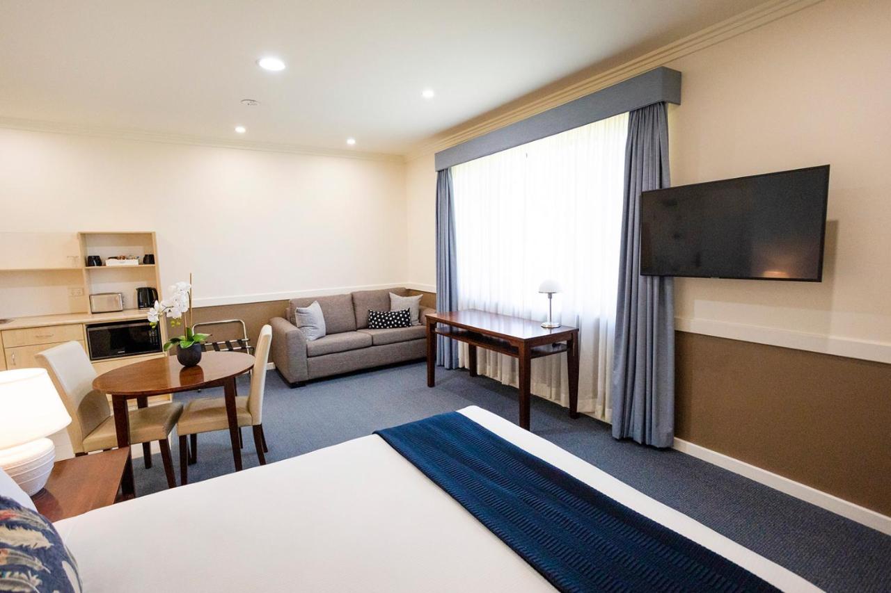 ฮอว์เคสบูรี่เรซคลับโมเต็ล วินเซอร์ ภายนอก รูปภาพ A suite at the hotel