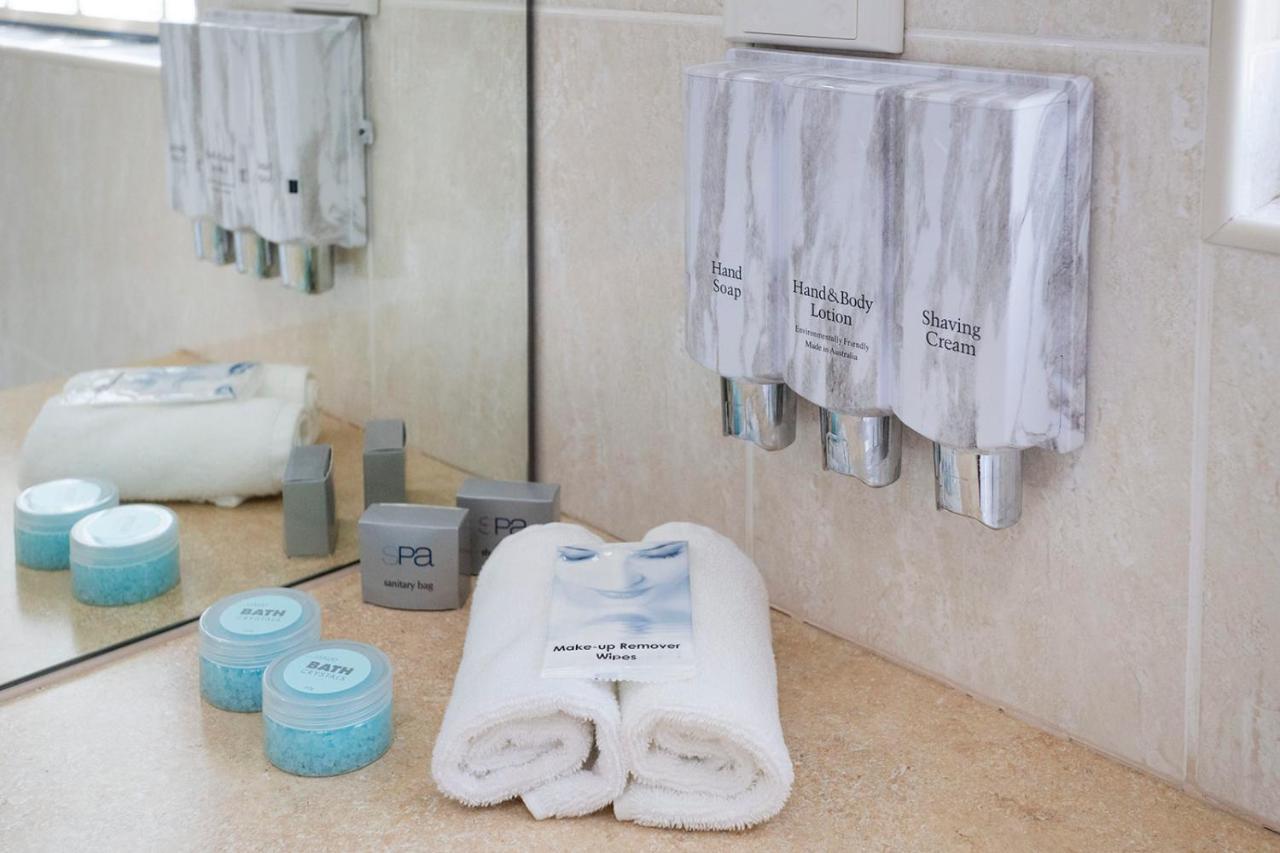 ฮอว์เคสบูรี่เรซคลับโมเต็ล วินเซอร์ ภายนอก รูปภาพ A bathroom with toiletries