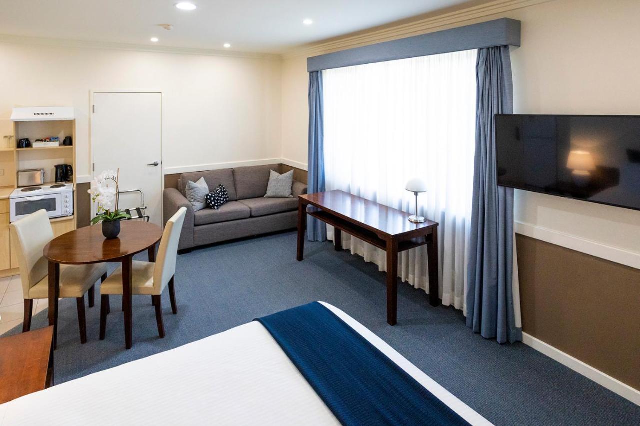 ฮอว์เคสบูรี่เรซคลับโมเต็ล วินเซอร์ ภายนอก รูปภาพ A suite at the hotel