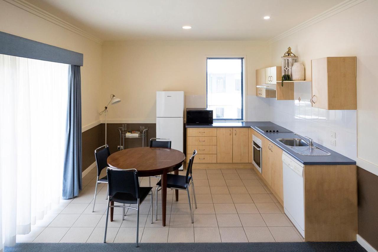 ฮอว์เคสบูรี่เรซคลับโมเต็ล วินเซอร์ ภายนอก รูปภาพ A typical kitchen in a student apartment