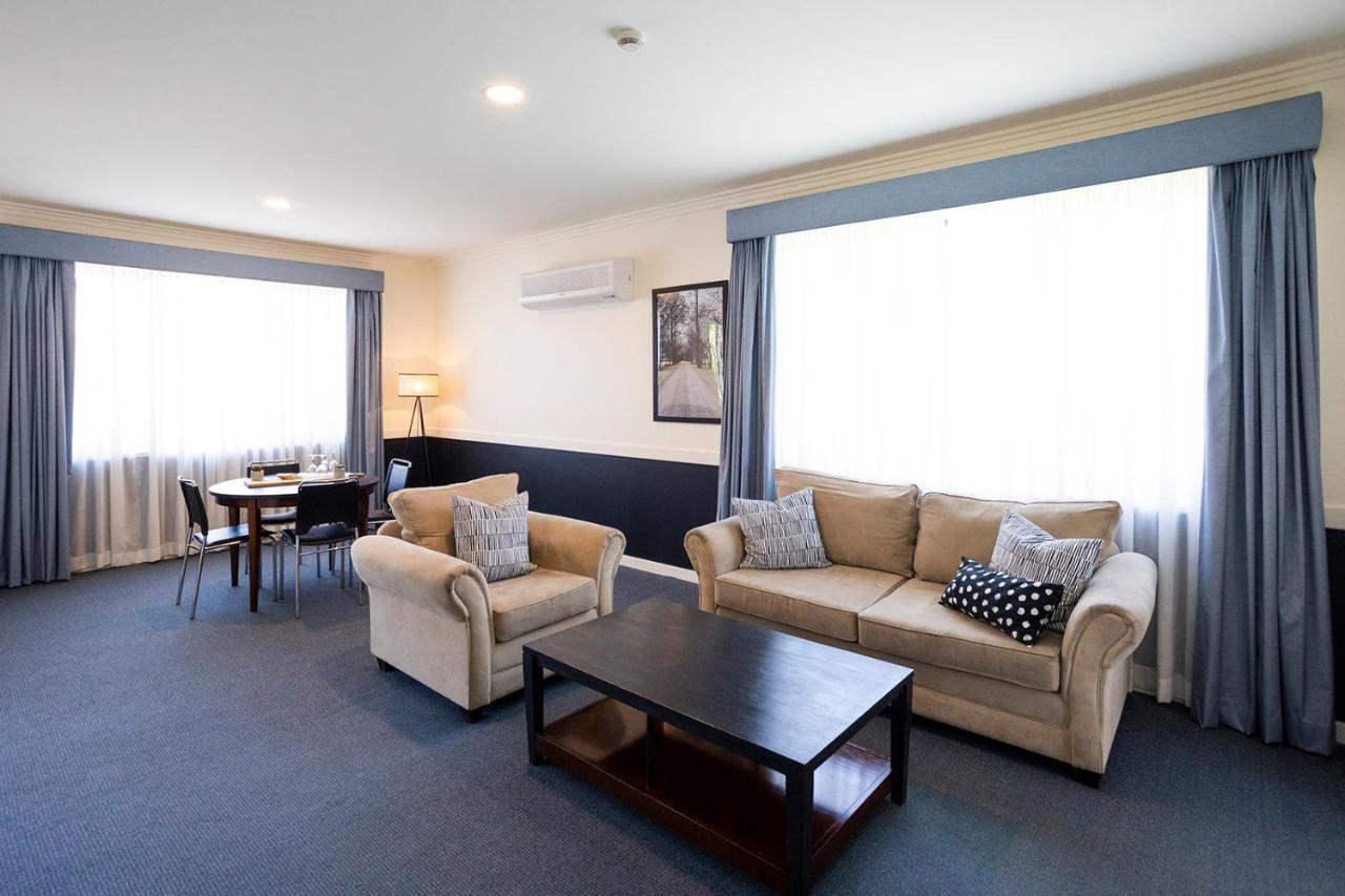 ฮอว์เคสบูรี่เรซคลับโมเต็ล วินเซอร์ ภายนอก รูปภาพ A suite at the hotel