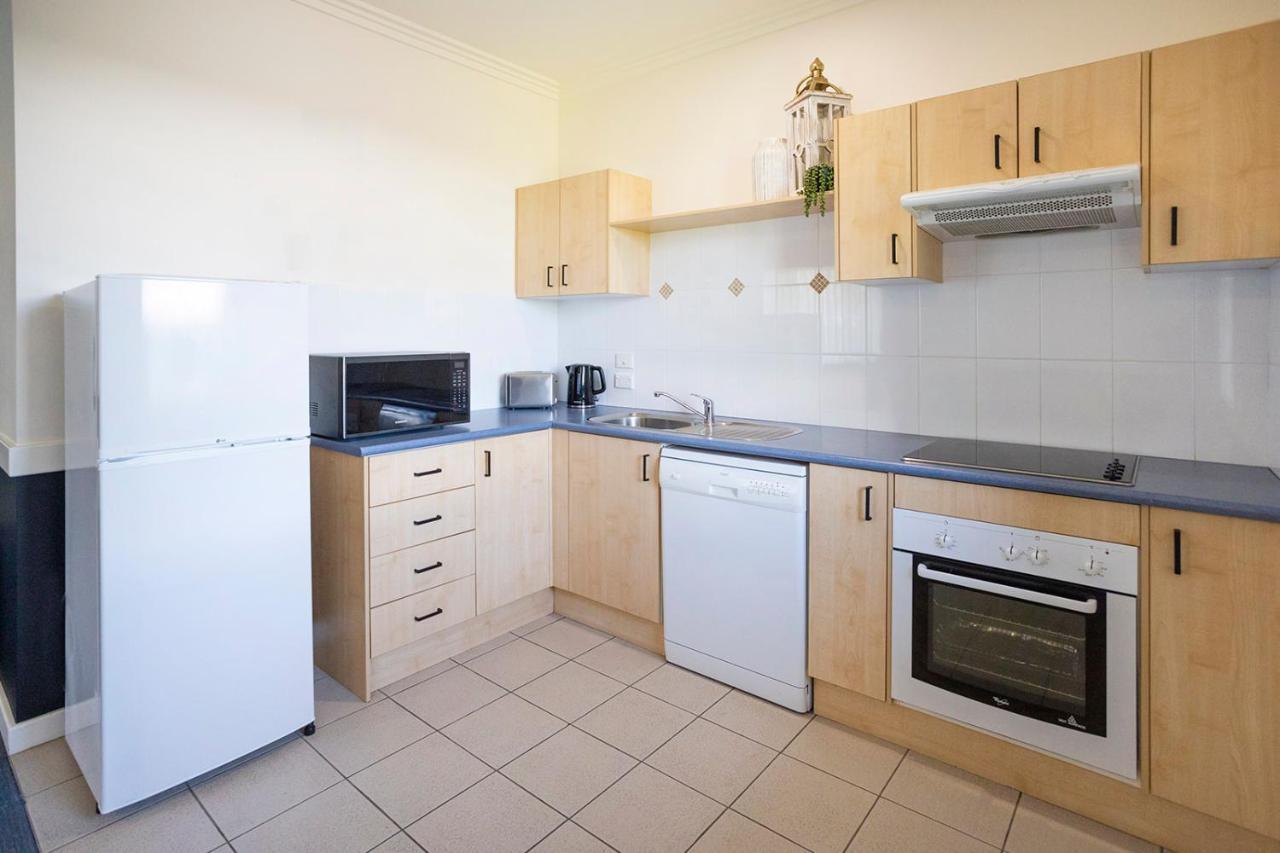 ฮอว์เคสบูรี่เรซคลับโมเต็ล วินเซอร์ ภายนอก รูปภาพ A typical kitchen in a student apartment
