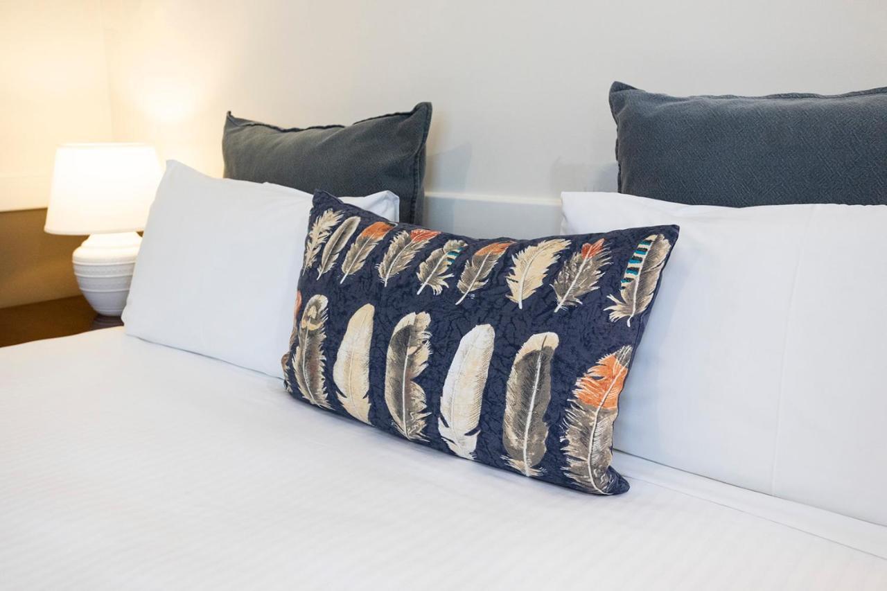 ฮอว์เคสบูรี่เรซคลับโมเต็ล วินเซอร์ ภายนอก รูปภาพ A decorative pillow