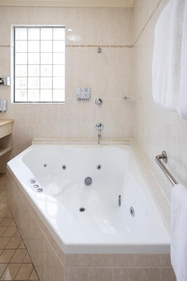 ฮอว์เคสบูรี่เรซคลับโมเต็ล วินเซอร์ ภายนอก รูปภาพ A whirlpool bathtub