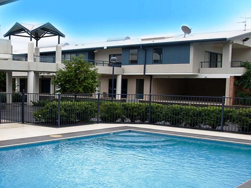 ฮอว์เคสบูรี่เรซคลับโมเต็ล วินเซอร์ ภายนอก รูปภาพ A pool at a townhouse complex in Australia
