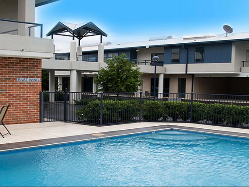 ฮอว์เคสบูรี่เรซคลับโมเต็ล วินเซอร์ ภายนอก รูปภาพ The swimming pool at the complex