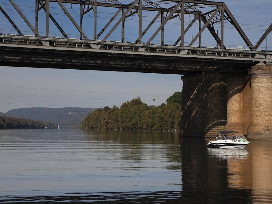 ฮอว์เคสบูรี่เรซคลับโมเต็ล วินเซอร์ ภายนอก รูปภาพ The bridge from the west